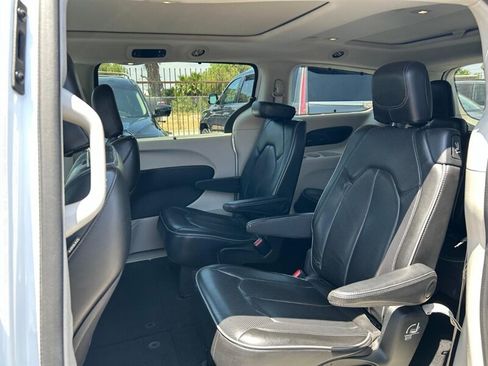 Used 2018 Chrysler Pacifica Limited FWD image 24