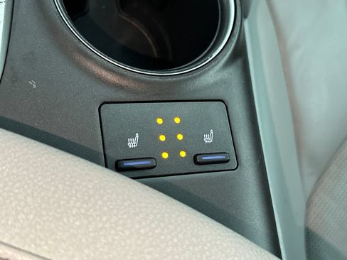 Used 2022 Toyota Camry XLE FWD image 33