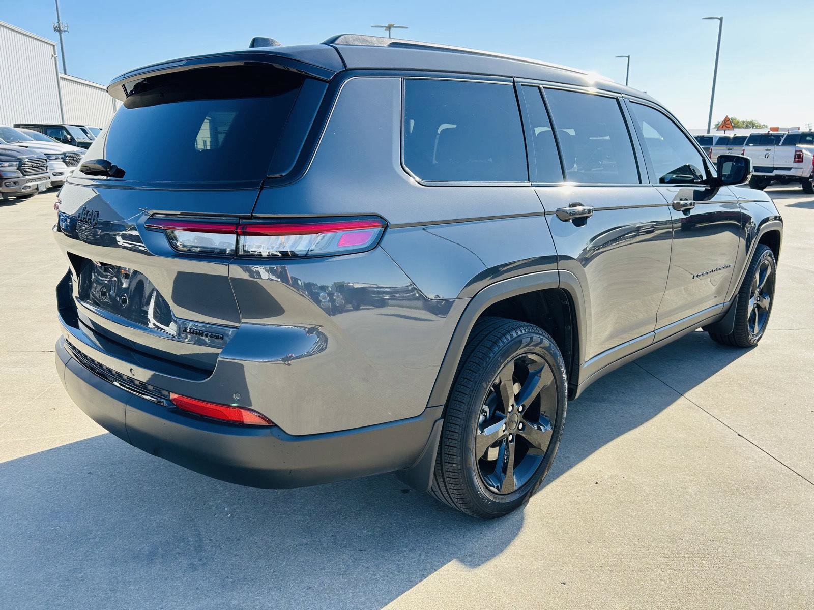 Used 2025 Jeep Grand Cherokee L Limited w/ Black Appearance Package AWD/4WD image 43
