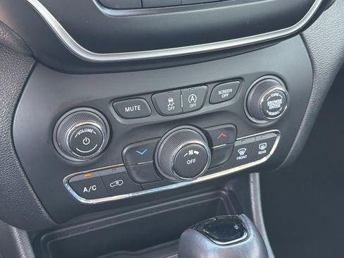 Used 2021 Jeep Cherokee Latitude Plus FWD image 31