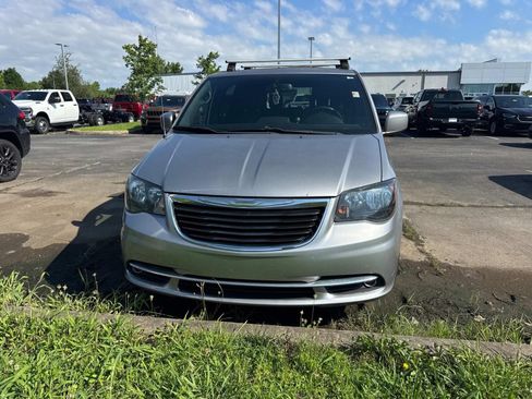 Used 2016 Chrysler Town & Country S w/ Driver Convenience Group FWD image 12