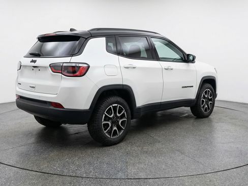 Used 2025 Jeep Compass Trailhawk AWD/4WD image 9