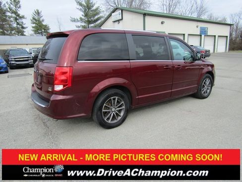 Used 2017 Dodge Grand Caravan SXT w/ Rear Park Assist Package image 4