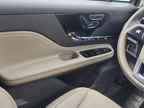 Used 2022 Lincoln Corsair AWD w/ Premium Package image 11
