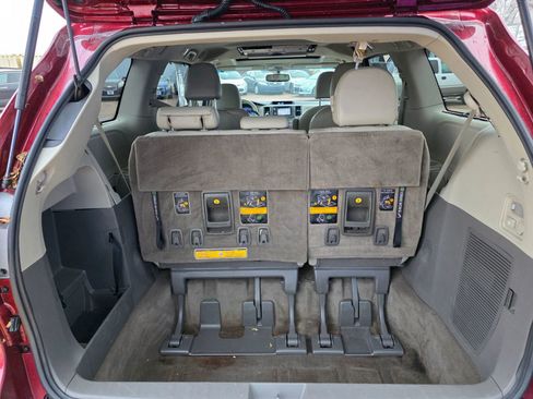 Used 2013 Toyota Sienna XLE image 5