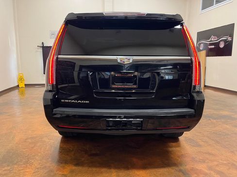 Used 2018 Cadillac Escalade Luxury RWD image 8