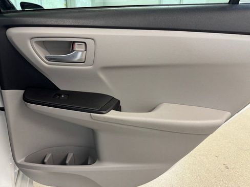 Used 2016 Toyota Camry SE image 22