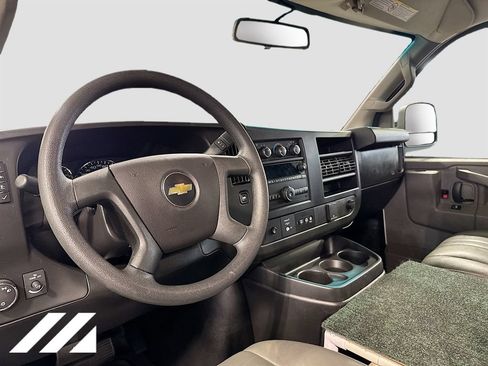 Used 2019 Chevrolet Express 2500 Extended RWD image 8