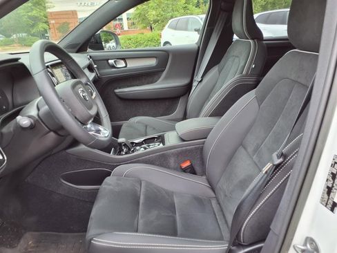 Certified 2023 Volvo XC40 B5 Plus w/ Protection Package Premier image 18