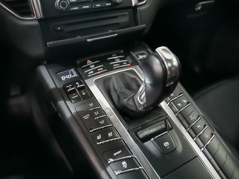 Used 2018 Porsche Macan AWD/4WD image 32