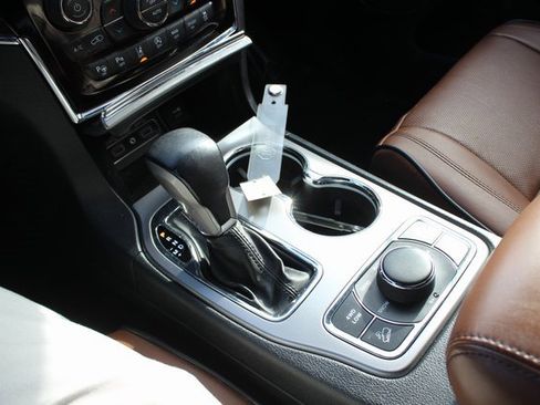 Used 2020 Jeep Grand Cherokee Overland image 12