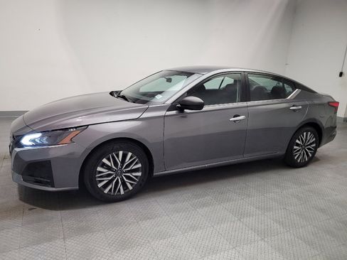 Used 2025 Nissan Altima 2.5 SV FWD image 2