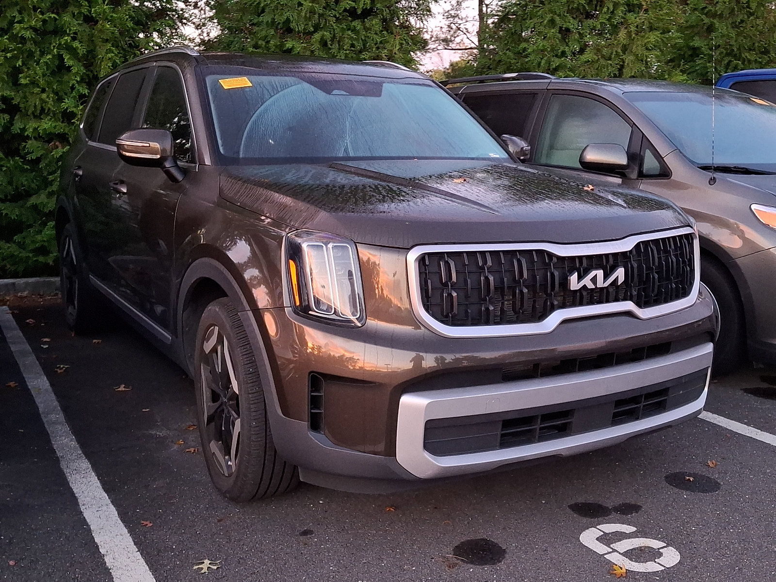 Used 2024 Kia Telluride EX w/ EX Captain's Chair Package AWD/4WD image 5