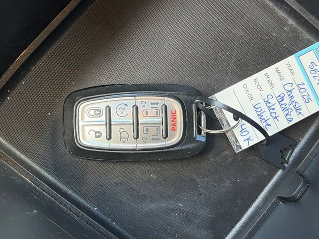 Used 2025 Chrysler Pacifica Select FWD image 57