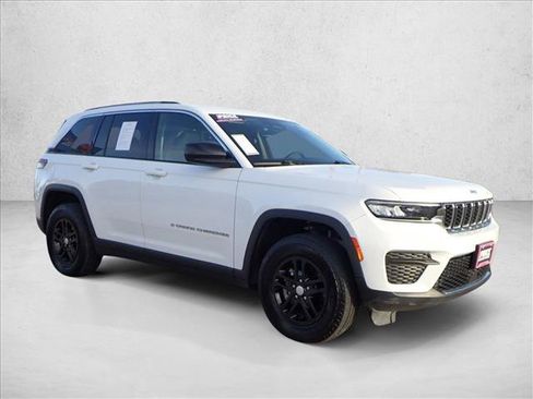 Used 2023 Jeep Grand Cherokee Laredo image 6