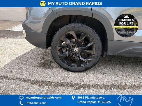 Used 2023 Volkswagen Taos SE w/ Panoramic Sunroof Package AWD/4WD image 33