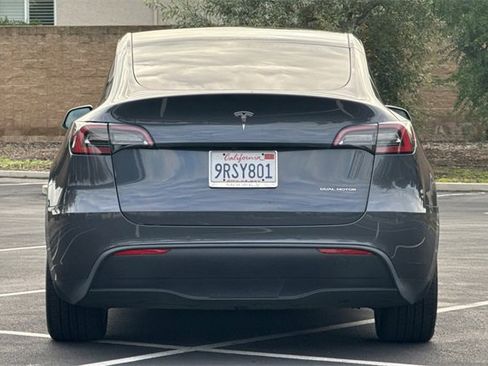 Used 2022 Tesla Model Y Long Range image 8