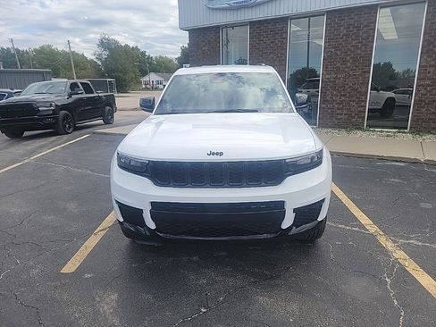 Used 2024 Jeep Grand Cherokee L Laredo image 2