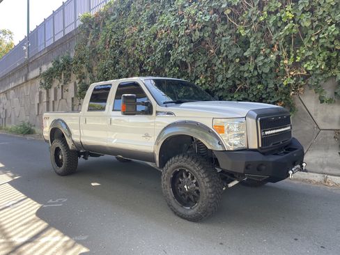 Used 2015 Ford F250 Lariat w/ Lariat Interior Package AWD/4WD image 2