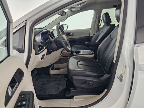 Used 2024 Chrysler Pacifica Touring-L FWD image 20