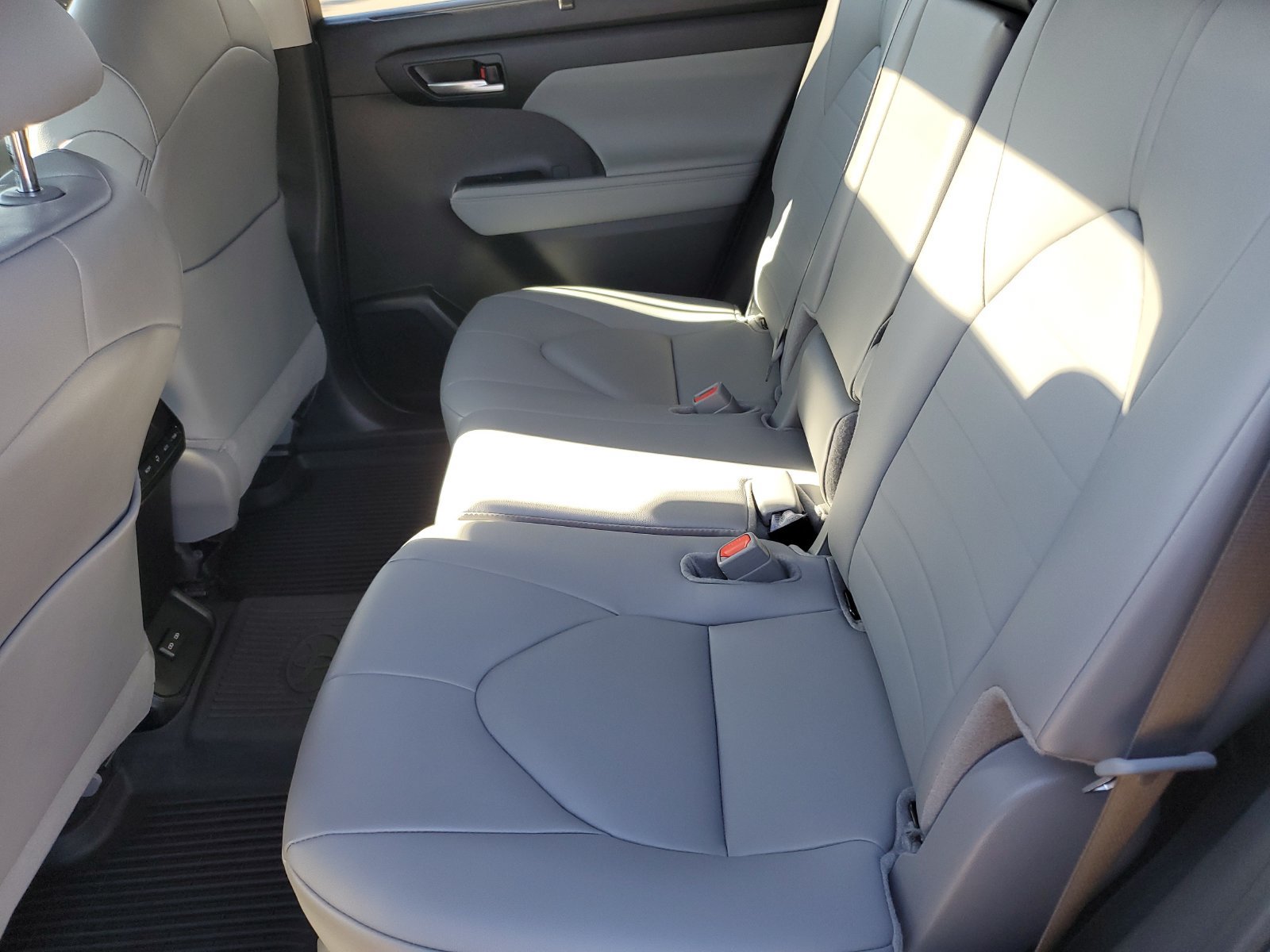 Used 2024 Toyota Highlander XLE AWD/4WD image 13