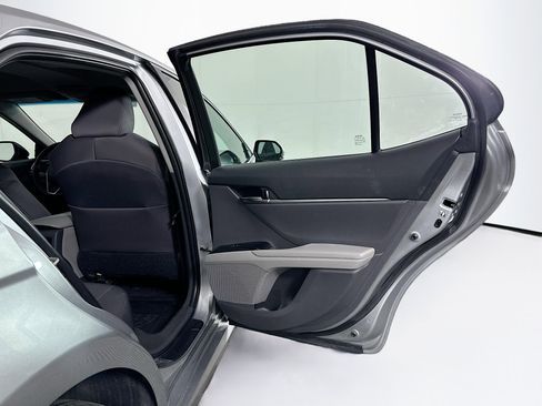 Used 2018 Toyota Camry LE image 28