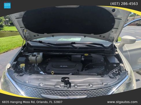 Used 2017 Chrysler Pacifica Touring-L Plus FWD image 35