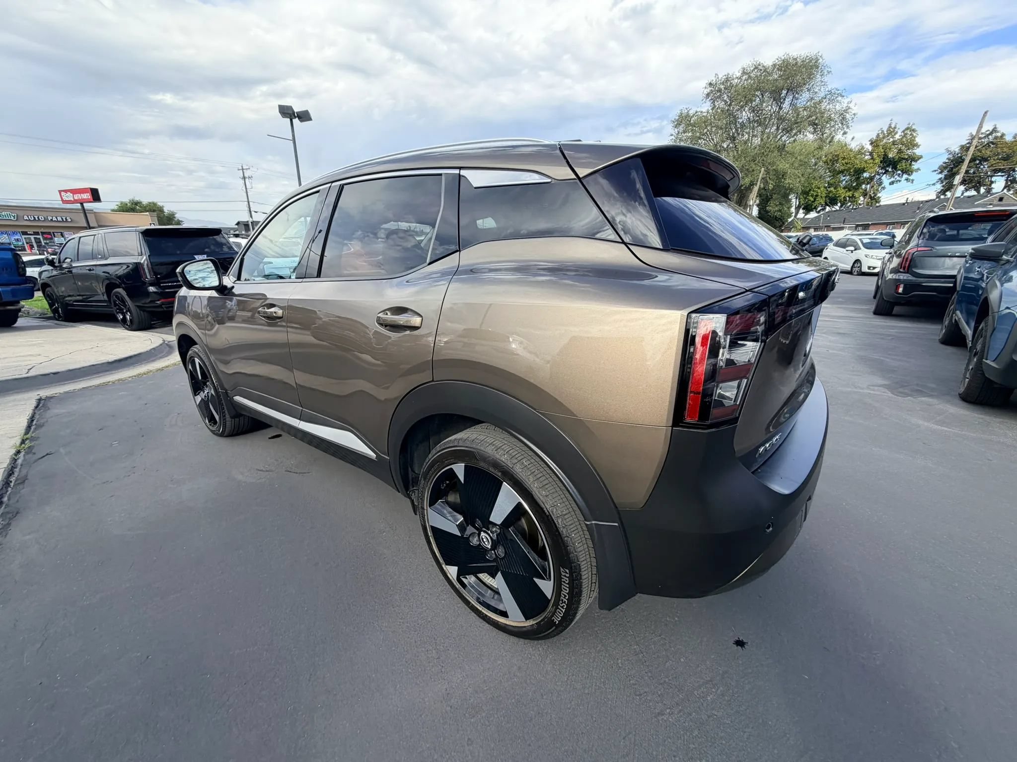 Used 2025 Nissan Kicks SR AWD/4WD image 5