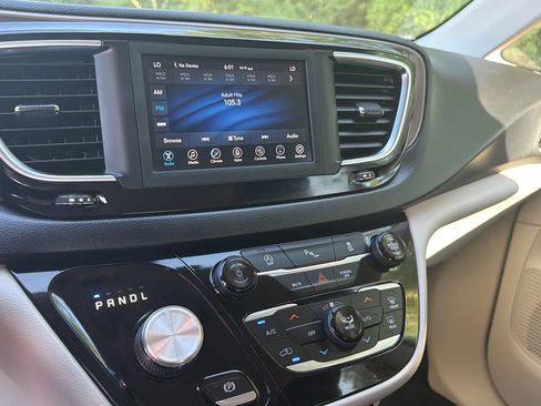Used 2018 Chrysler Pacifica Touring-L w/ Tire & Wheel Group FWD image 14