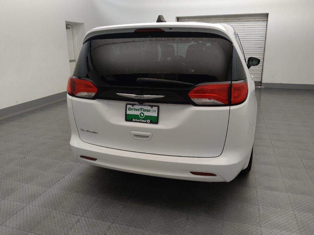 Used 2023 Chrysler Voyager LX FWD image 7