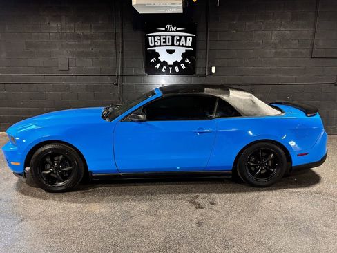 Used 2010 Ford Mustang Convertible RWD image 2