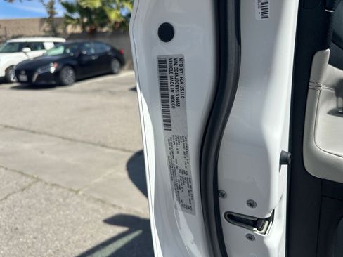 Used 2025 Jeep Compass Limited image 30