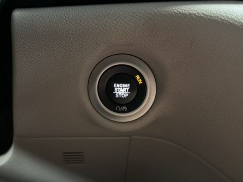 Used 2018 Chrysler Pacifica Touring-L FWD image 23