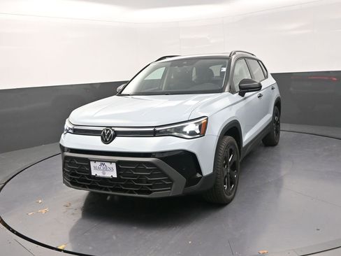New 2026 Volkswagen Taos SE image 3