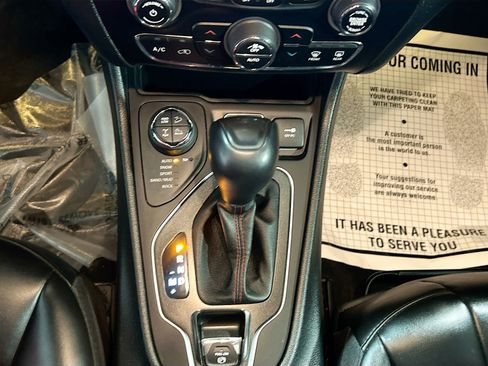 Used 2022 Jeep Cherokee Trailhawk w/ Comfort/Convenience Group image 16