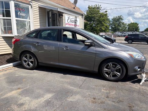 Used 2014 Ford Focus SE w/ SE Sport Package FWD image 7
