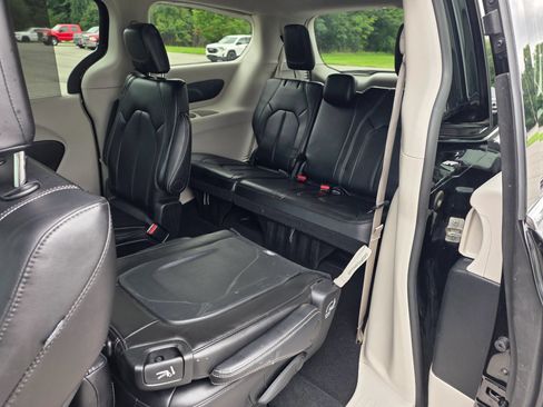 Used 2024 Chrysler Pacifica Touring-L FWD image 28