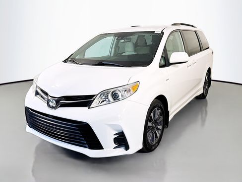 Used 2020 Toyota Sienna LE w/ LE Preferred Package AWD/4WD image 4