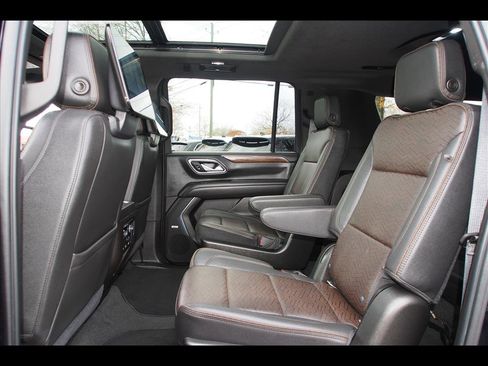 Used 2021 Chevrolet Suburban High Country image 25