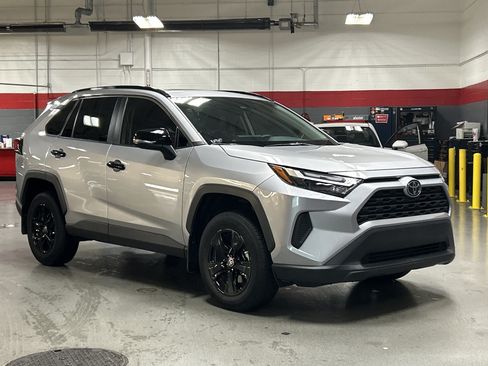 Used 2024 Toyota RAV4 XLE w/ Convenience Package FWD image 2