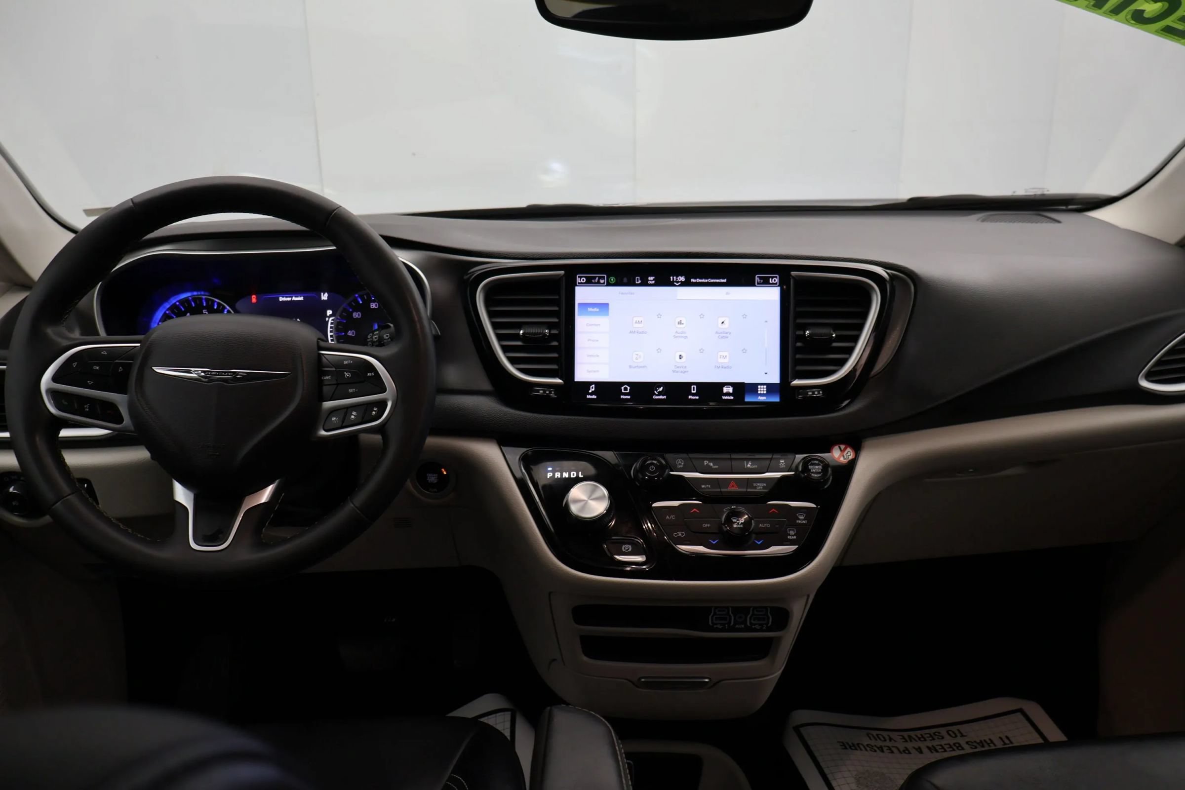 Used 2024 Chrysler Pacifica Touring-L FWD image 19