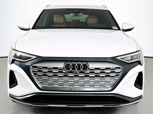 Used 2024 Audi Q8 e-tron Premium Plus w/ Premium Plus Package image 2