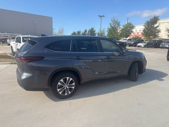 Certified 2025 Toyota Highlander XLE FWD image 3