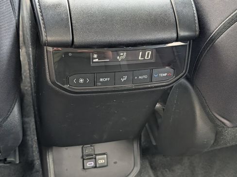 Used 2024 Toyota Highlander LE FWD image 17