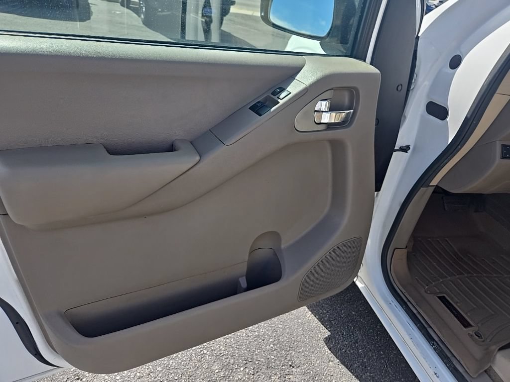 Used 2009 Nissan Frontier SE w/ SE Value Truck Pkg AWD/4WD image 9