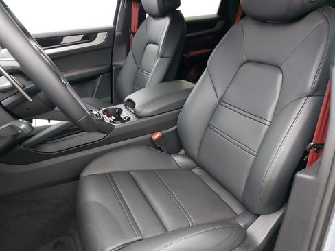 Certified 2025 Porsche Cayenne Coupe image 5