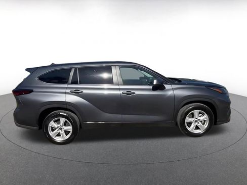 Used 2025 Toyota Highlander LE image 16