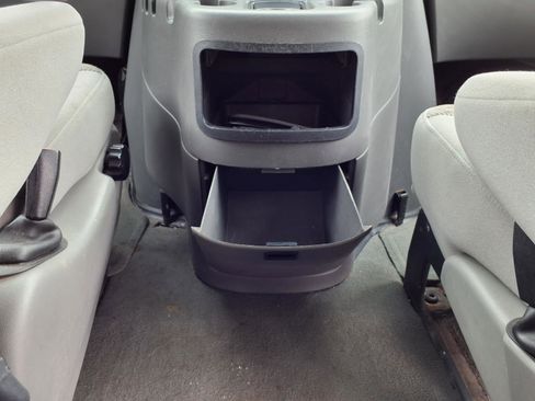 Used 2004 Ford E-350 and Econoline 350 XLT image 9