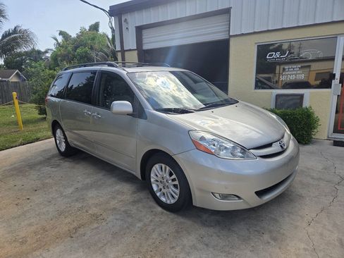 Used 2010 Toyota Sienna XLE Limited FWD image 1