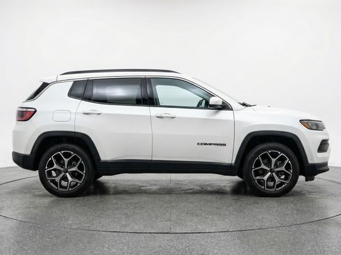 Used 2025 Jeep Compass Limited image 11